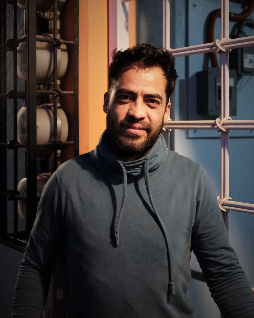 Retrato de un músico mexicano con luz cálida de calle