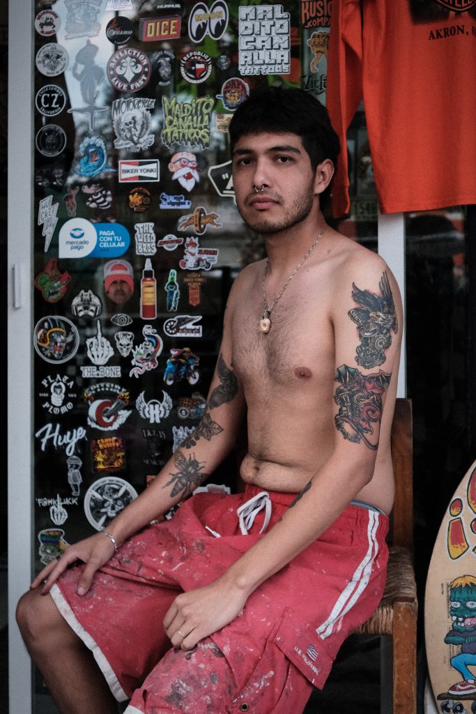 Motociclista con tatuajes de motores en el brazo