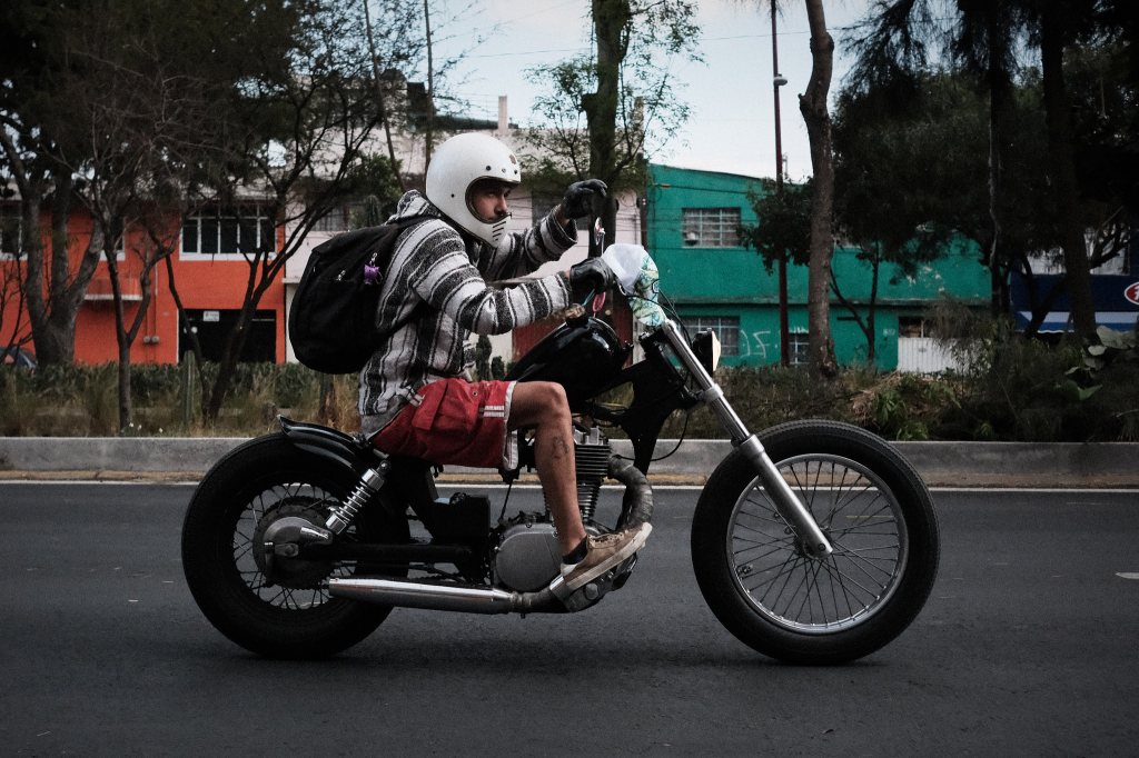 Motocicleta Suzuki Savage 650 negra Custom estilo bobber