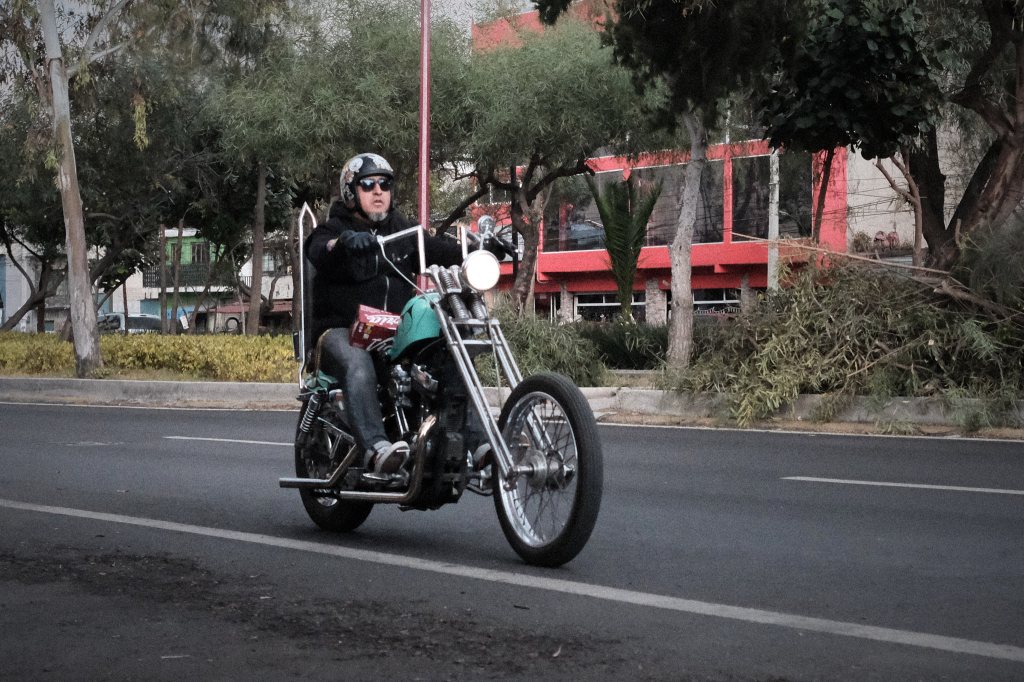 Motocicleta Harley Davidson Chopper con suspension springer color verde