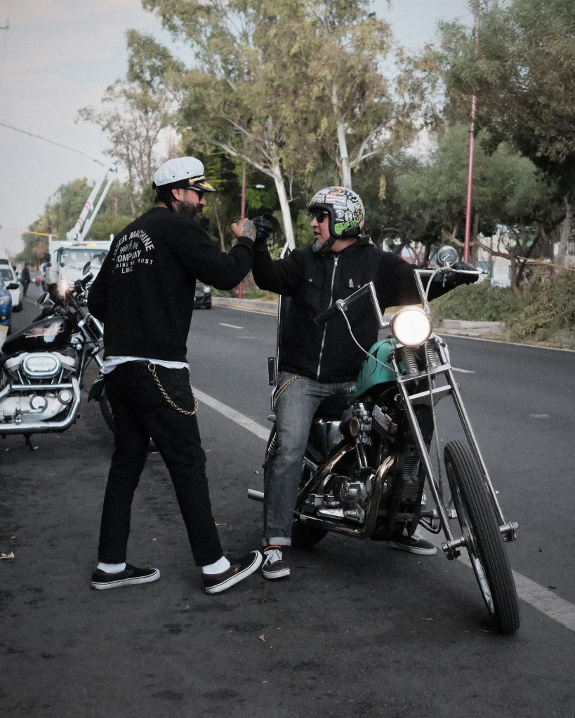 Motociclistas saludándose