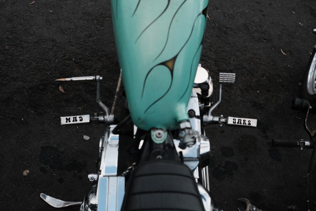 Motocicleta chopper vista desde arriba con posapies personalizados hechos a mano