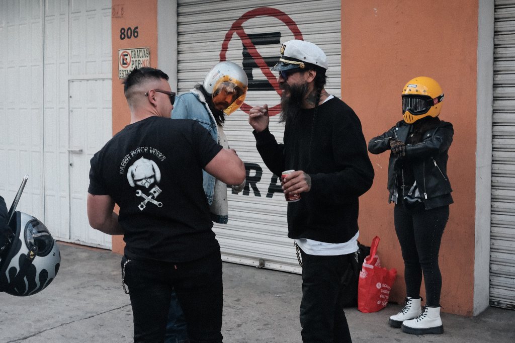 Hombres saludándose