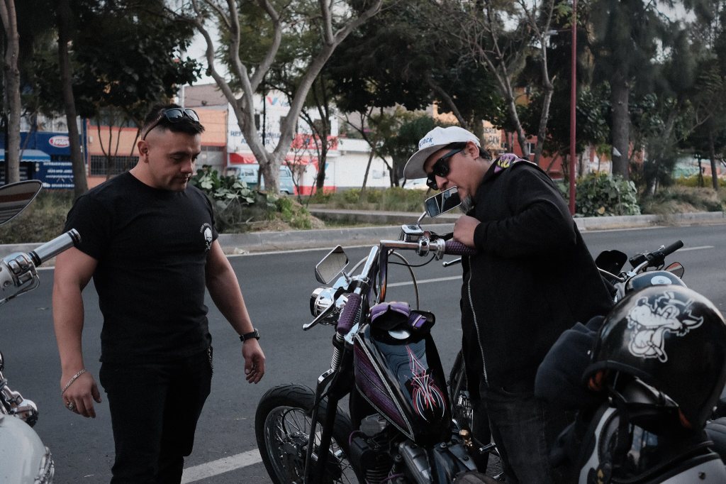 Motociclistas acelerando una motocicleta chopper