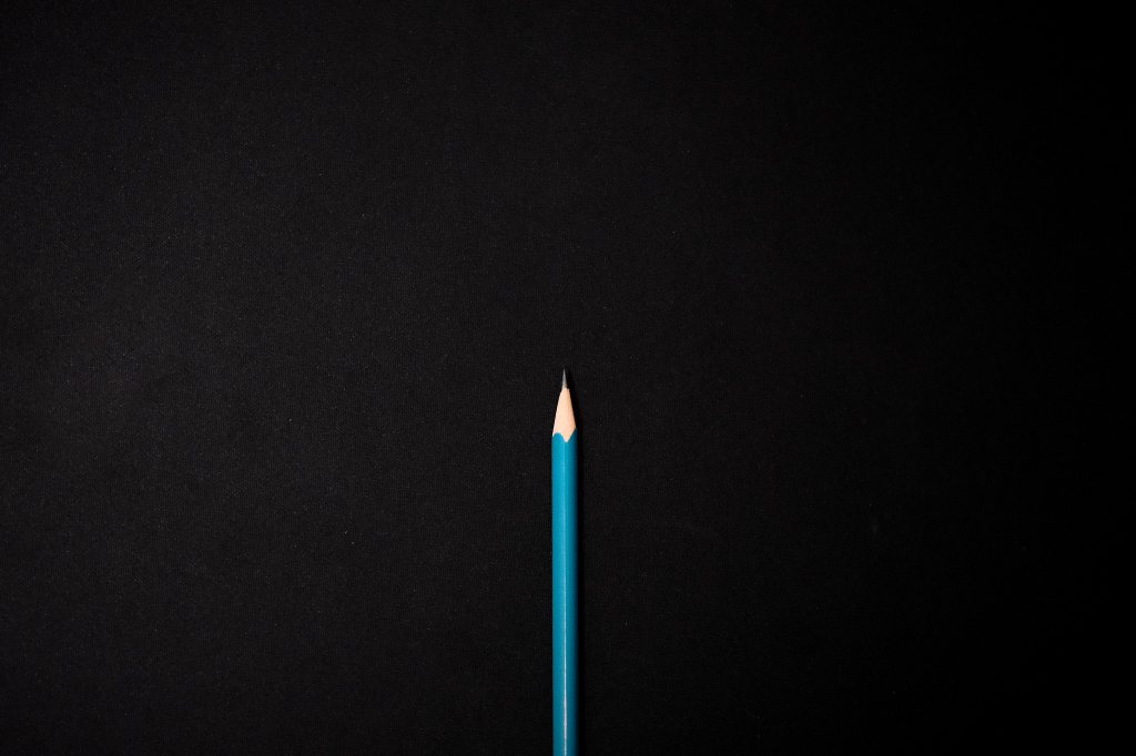 Lápiz sobre fondo oscuro simbolizando el regreso a la escritura personal en un blog