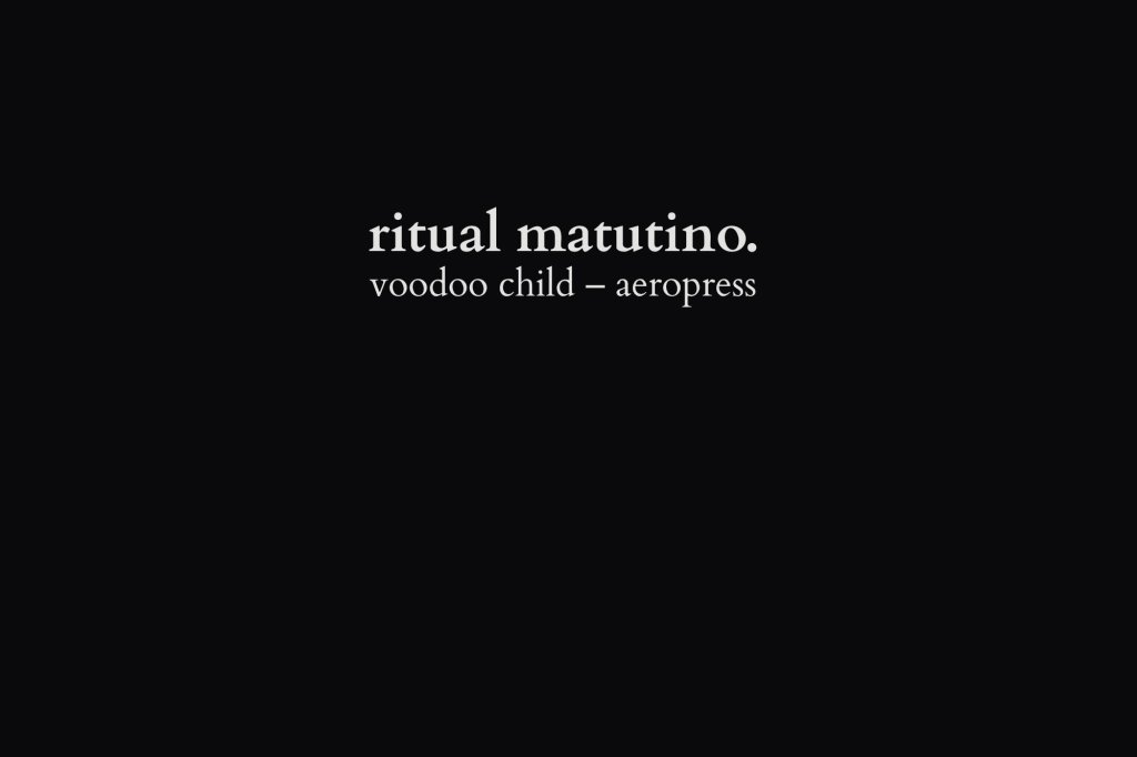 Portada tipográfica minimalista con fondo negro y texto en blanco que dice “ritual matutino.” y debajo “voodoo child + aeropress”.
