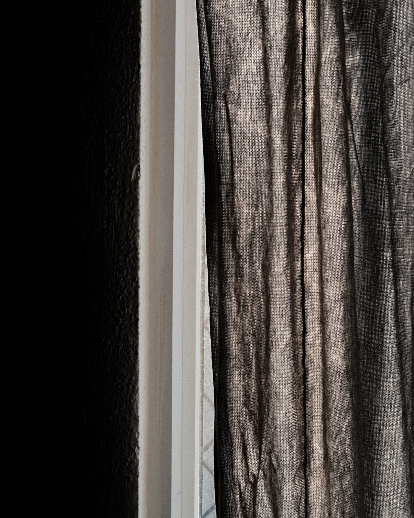 Ventana a contraluz dejando pasar un haz de luz
