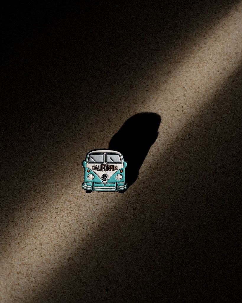 PIn de combi Volkswagen en un haz de luz
