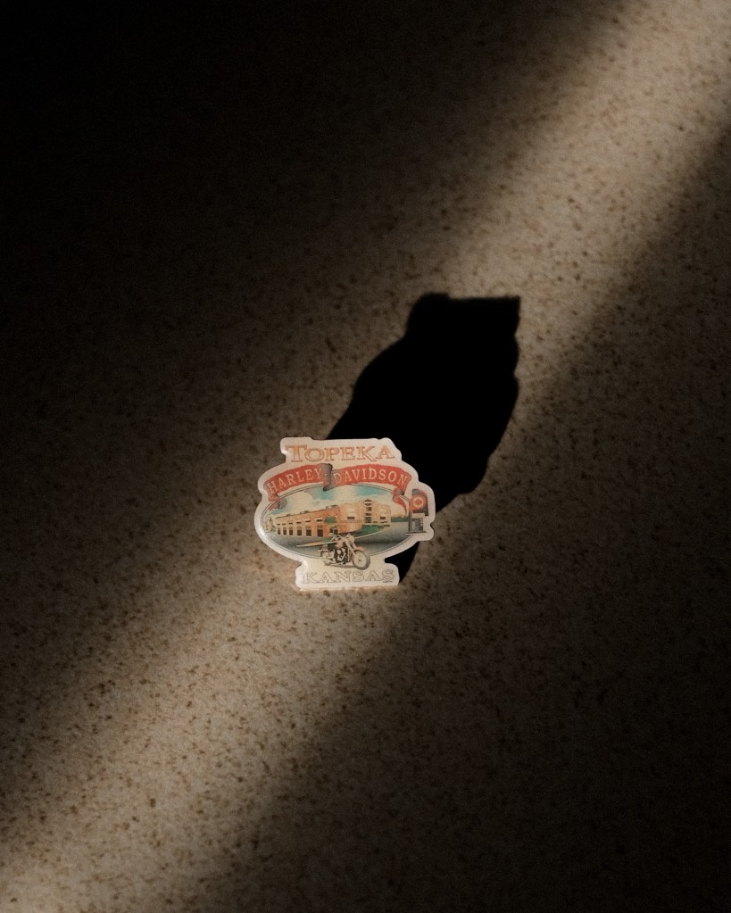 Pin de Harley Davidson en un haz de luz