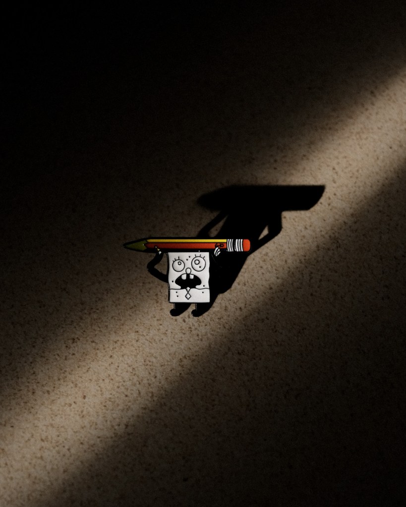 Pin de Trazo de Bob Esponja en un haz de luz