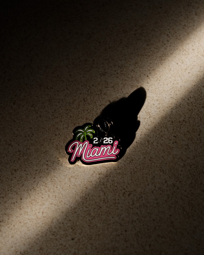 Pin de Woodapalooza en un haz de luz